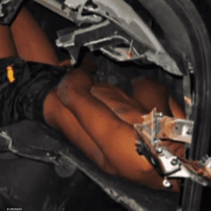 صورة الصبي داخل السيارة