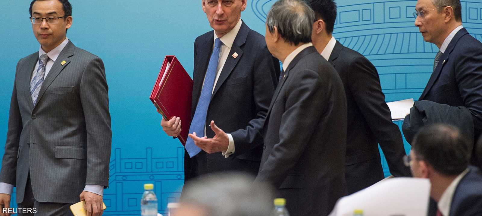 فيليب هاموند مع مسؤولين صينيين في بكين