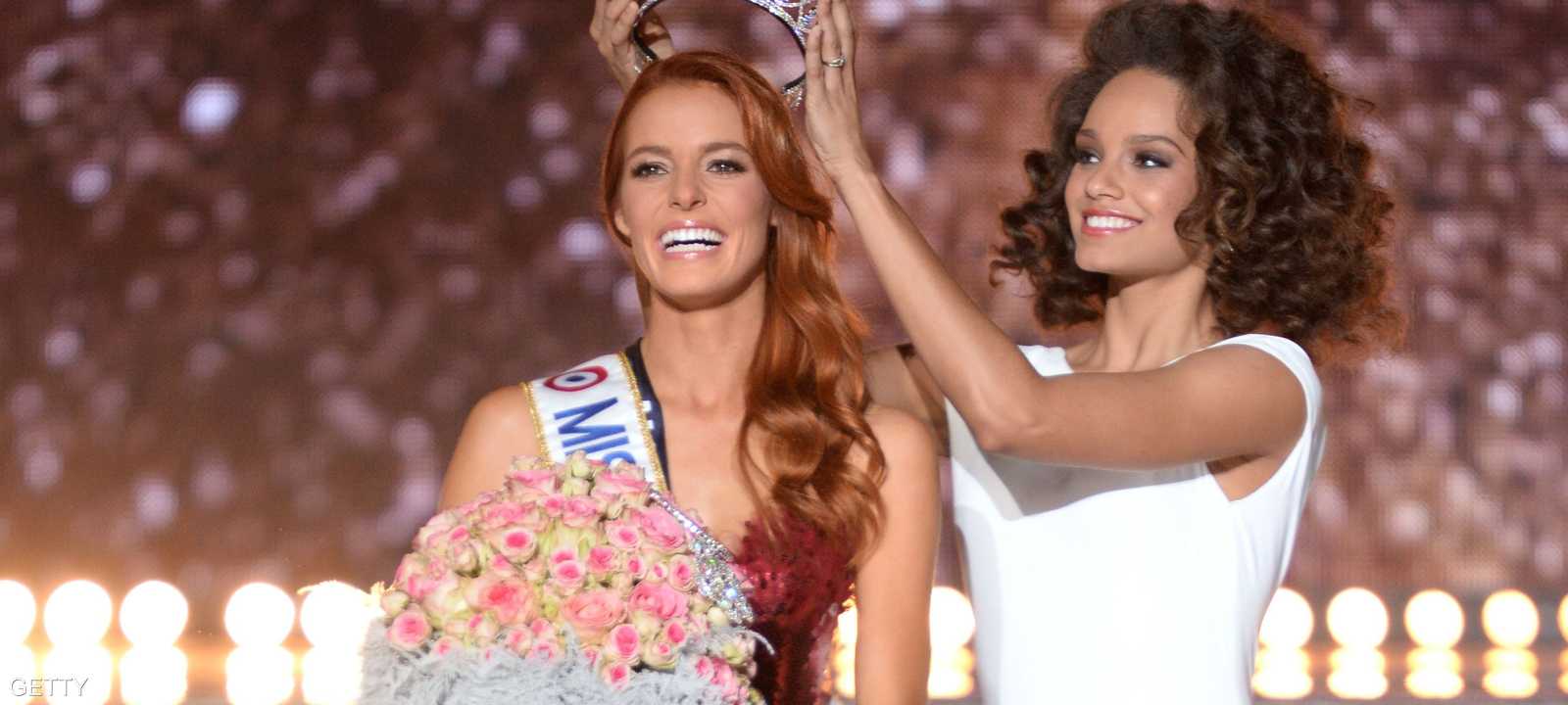 الملكة الجديدة والتاج على رأسها