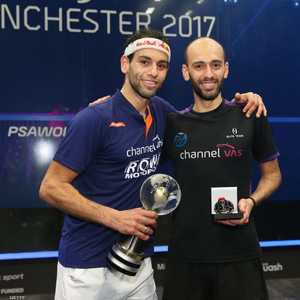 محمد الشوربجي (يسار) مع شقيقه مروان