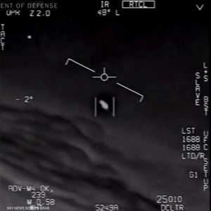 "الكائن الطائر الغامض" الذي كشفه طيار في البحرية الأميركية