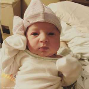 الطفلة إيما رين ولدت بصحة جيدة