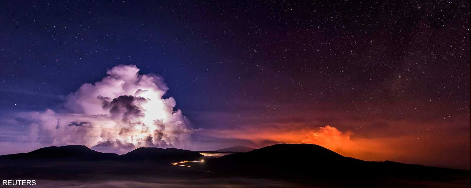 حمم اللافا تتدفق من بركان جزيرة لارينيون الفرنسية