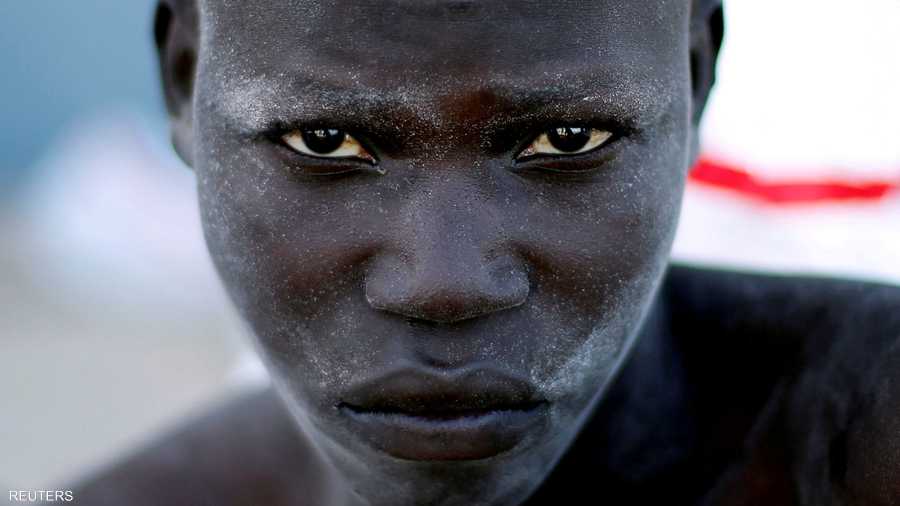 لاجئ يصل قاعدة بحرية قرب طرابس بعيد إنقاذه في المتوسط