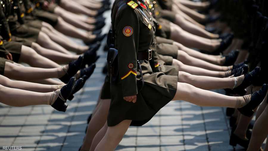 مجندات في كوريا الشمالية أثناء مشاركتهن في عرض عسكري