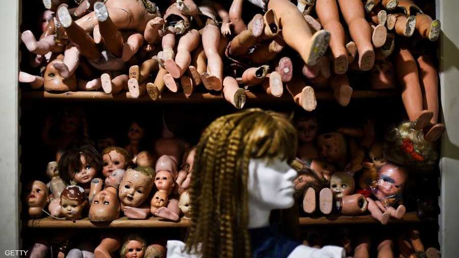 عشرات الدمى بانتظار التصليحات في "مستشفى الدمى"