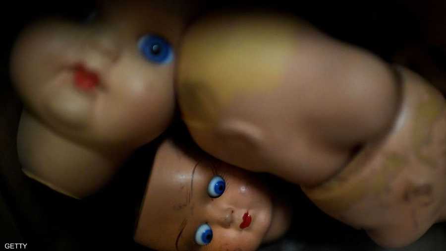 رؤوس دمى يتم إعادة جمعها بـ "بقية الجسد"