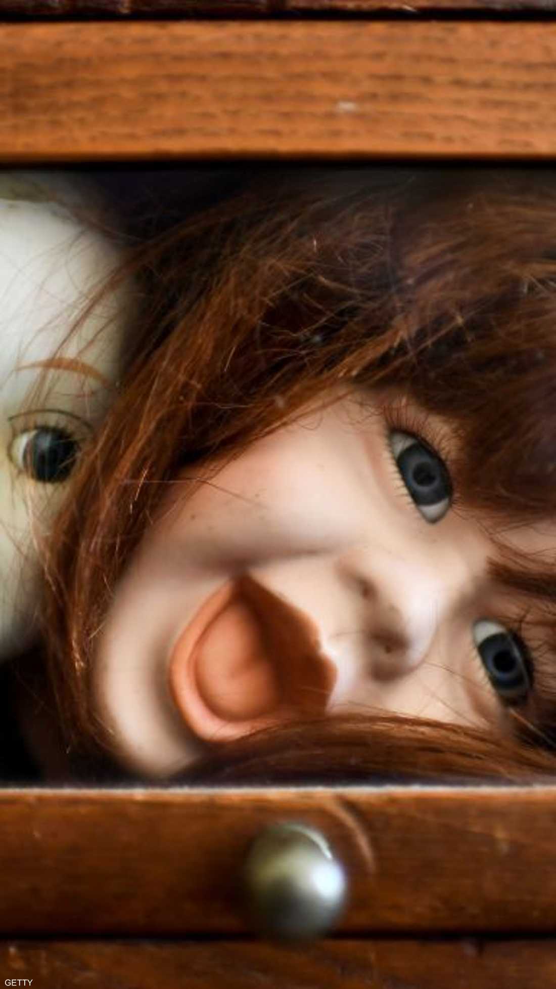 أدراج تخزن فيها قطع الدمى