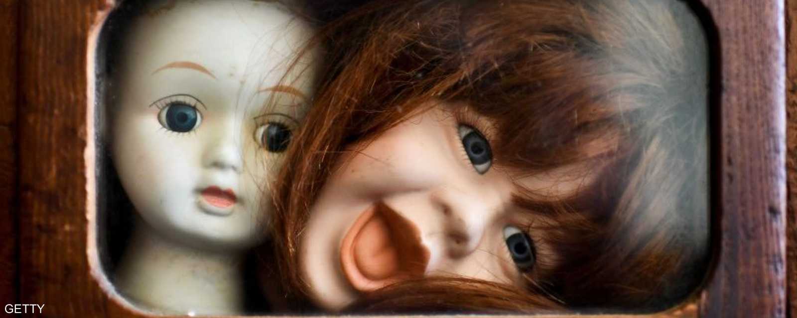 أدراج تخزن فيها قطع الدمى