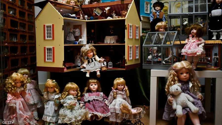 دمى بكامل أناقتها أمام "منزلها" بعد انتهاء عملية التصليح