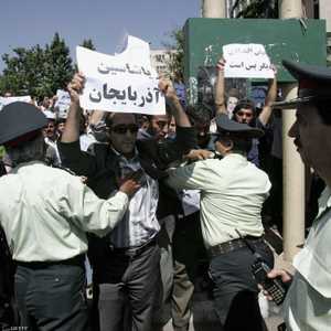 مظاهرات للأذريين في طهران ضد كاريكاتير مسيء لهم عام 2006