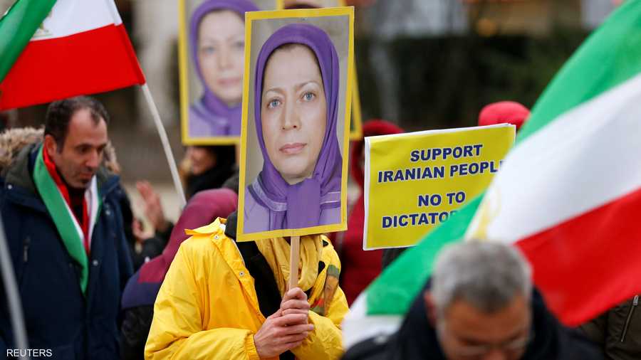 متظاهرة تحمل صورة لزعيمة المعارضة الإيرانية مريم رجوي