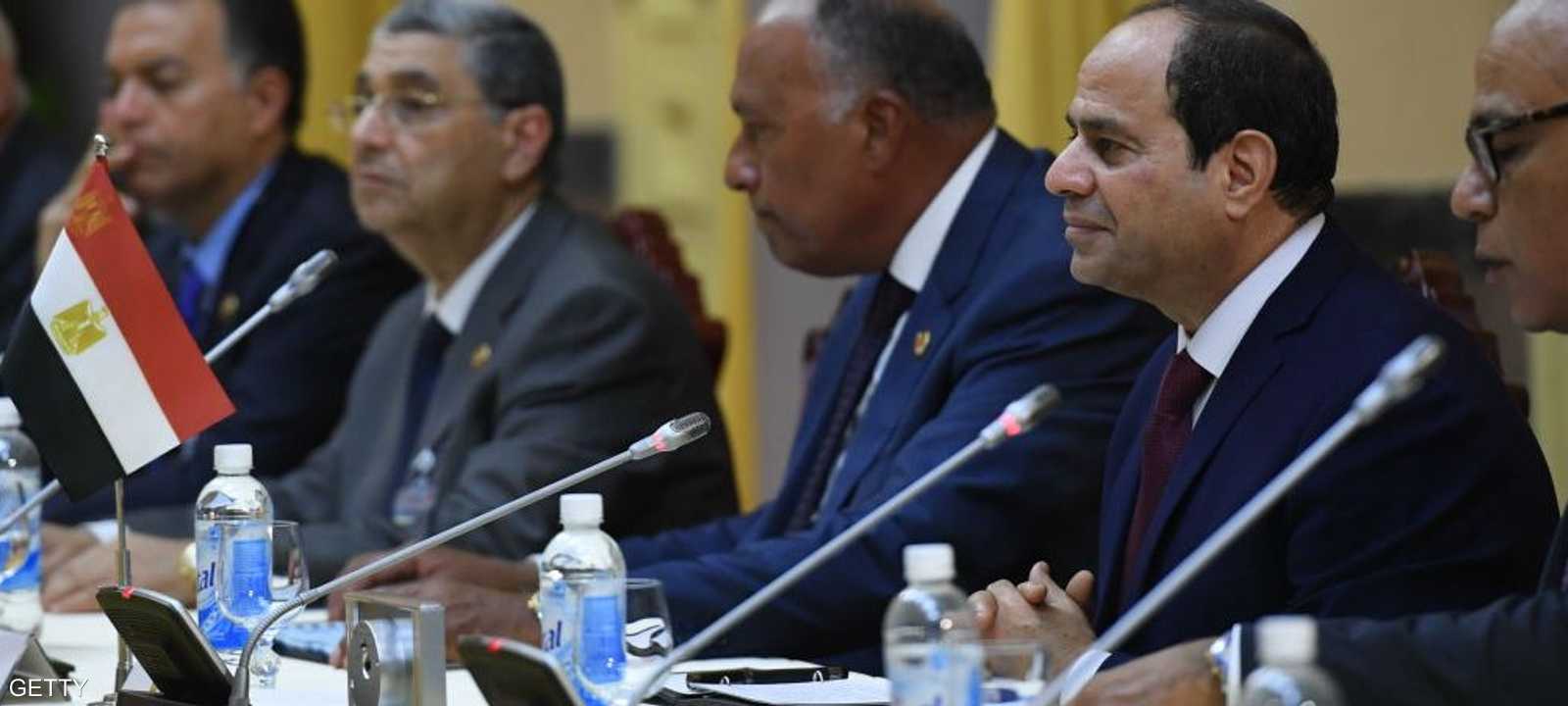 الرئيس المصري مع وزراء من الحكومة