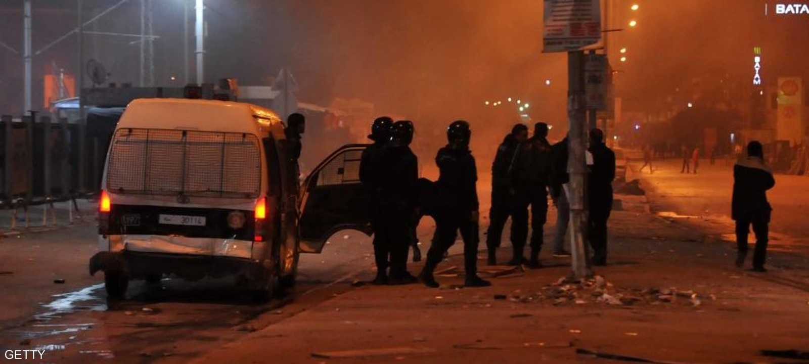 تونس شهدت ليلة من الاحتجاجات قتل خلالها شخص