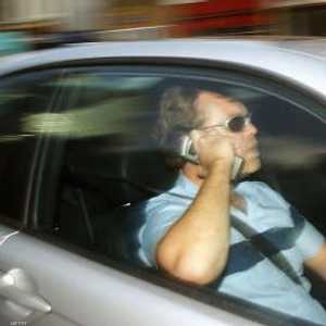 سائق سيارة يتحدث بالهاتف