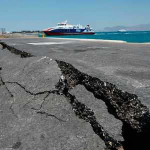 من آثار زلزال ضرب إحدى الجزر اليونانية. أرشيف
