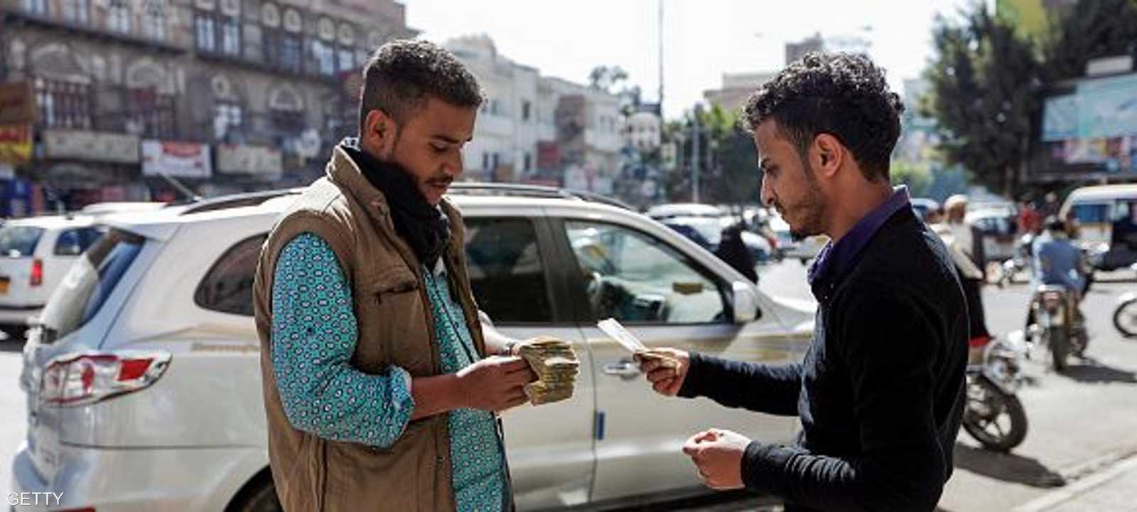 الدولار الأميركي الواحد تخطى 500 ريال يمني في السابق.