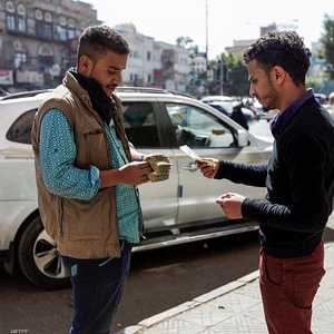الدولار الأميركي الواحد تخطى 500 ريال يمني في السابق.