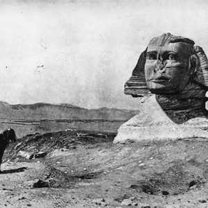 غالبية الروايات تستند إلى أن عوامل التعرية وراء تحطم الأنف