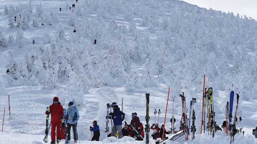 متزلجون يستعدون لمغامرة مثيرة