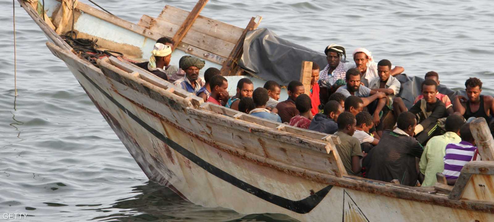 قارب يقل مهاجرين قبالة سواحل اليمن