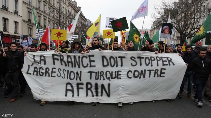 وفي باريس طالب المتظاهرون الحكومة الفرنسية بالتدخل