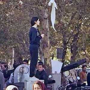 الإيرانية المجهولة تحدت السلطة بخلع حجابها وسط طهران