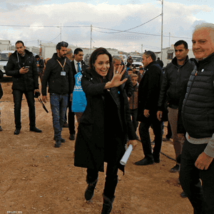أنجلينا جولي خلال جولتها في الزعتري