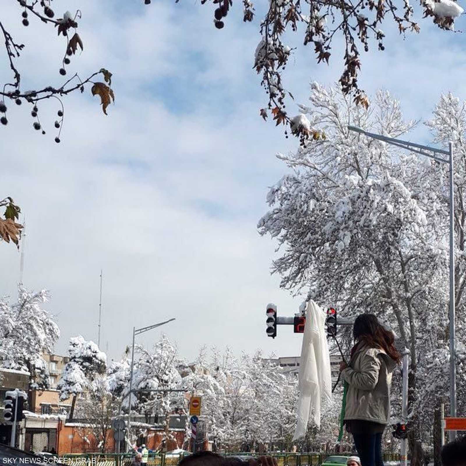 إيرانية خلعت غطاء رأسها احتجاجا