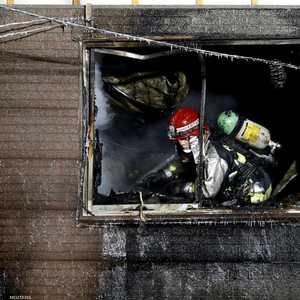 عامل إطفاء يتفقد الحريق في دار المسنين