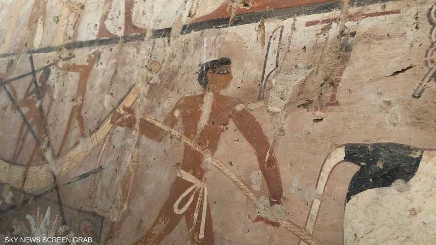 يعض اللوحات تصور "حتبت" تراقب مشاهد متنوعة لعمليات الصيد