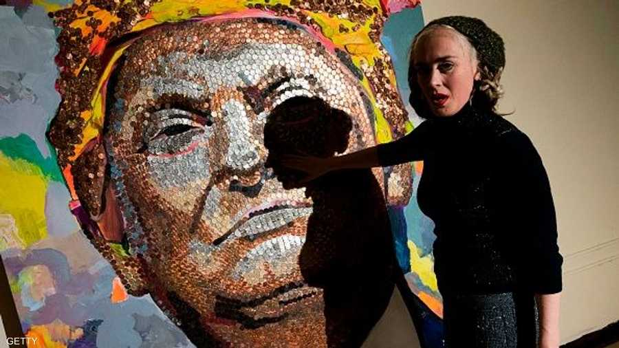 الفنانة الأوكرانية داريا مارشينكو تقف أمام الصورة البورتريه.