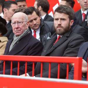 بوبي تشارلتون أحد الناجين وزوجته إلى جانب كاريك ومورينيو