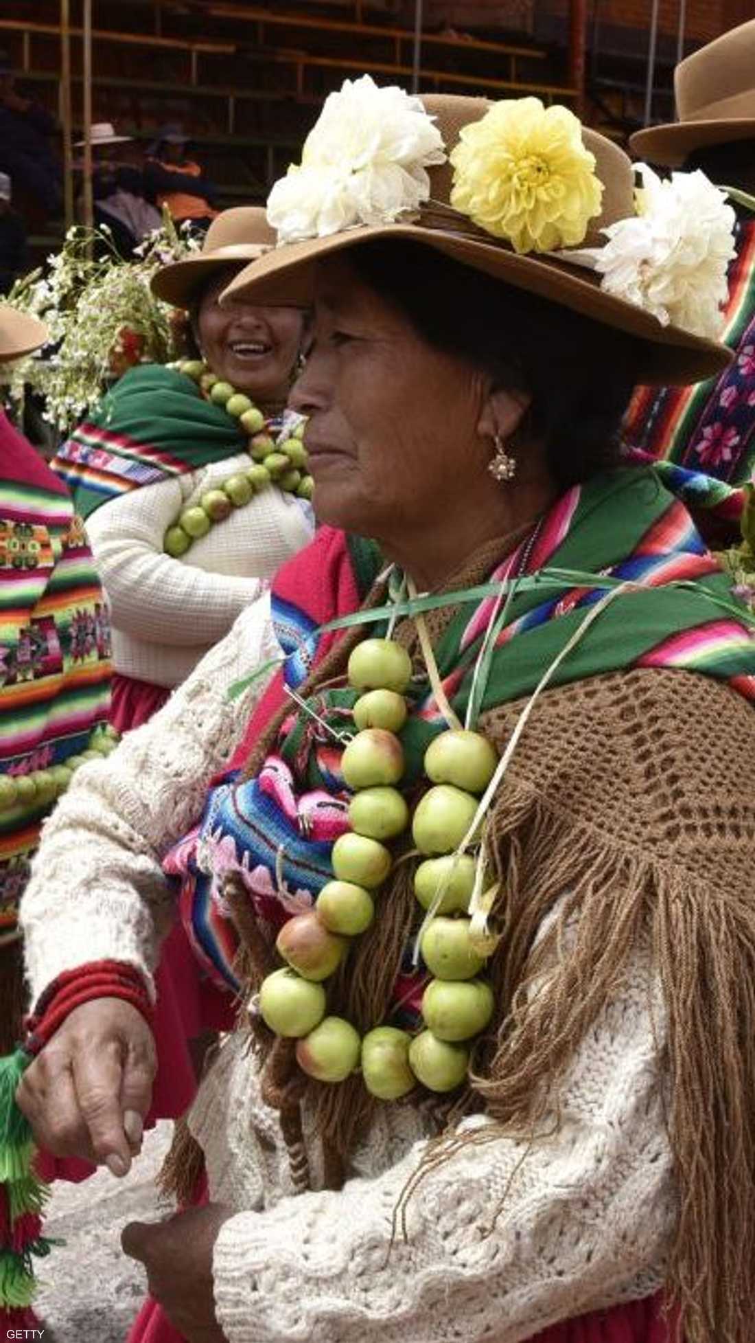 رقصات مرحة بالأزياء التقليدية