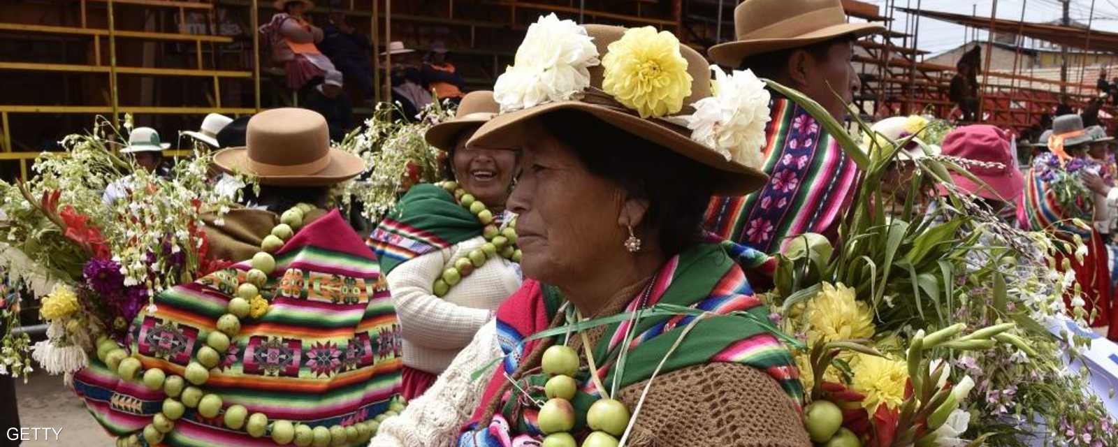 رقصات مرحة بالأزياء التقليدية