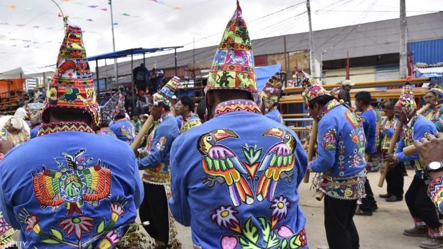 مزارعون من مختلف أنحاء بوليفيا يشاركون في الاستعراضات