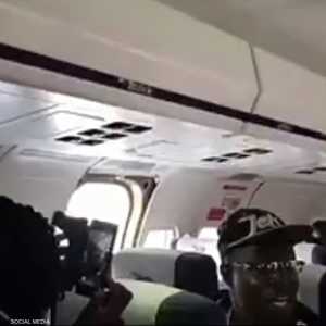 طائرة بباب طوارئ مخلوع