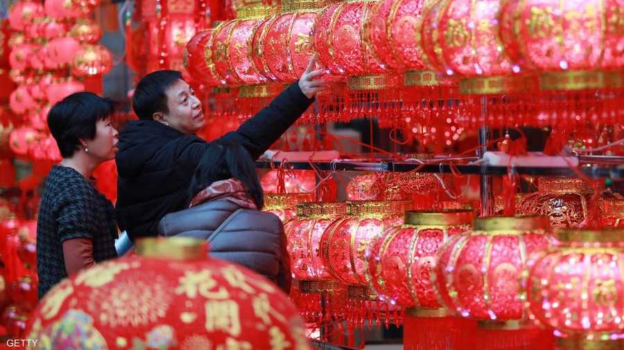 صينيون يشترون الديكورات لتزيين منازلهم
