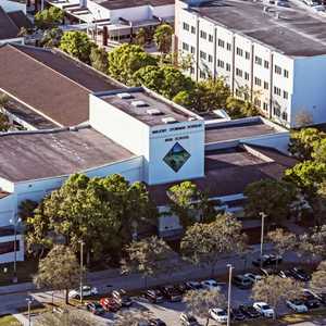 المدرسة الثانوية التي تعرضت للهجوم في فلوريدا