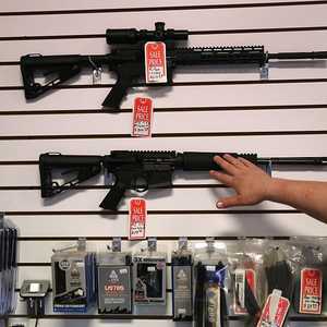 يمكن شراء بندقية AR-15 بسهولة من المتاجر الأميركية.