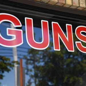 هوس اقتناء السلاح مشكلة أميركية