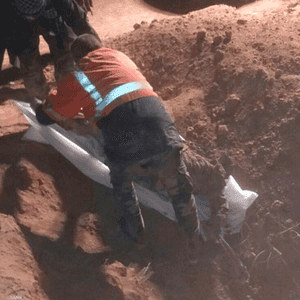 فريق سوري ينتشل رفات ضحايا داعش قرب الرقة (أرشيف)