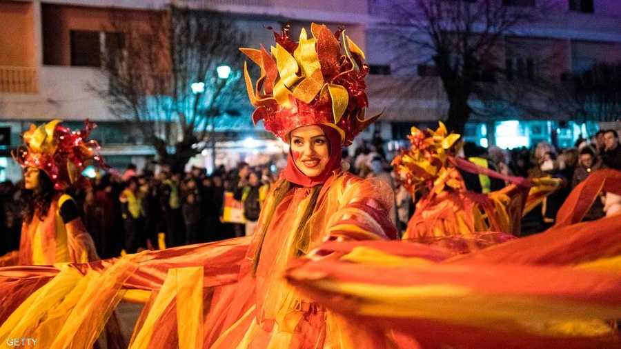 استعراض شعبي لإحدى المجموعات