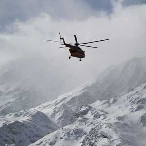 مروحية إيرانية أثناء البحث عن حطام الطائرة