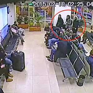 3 فتيات بريطانيات خلال انتقالهن إلى سوريا