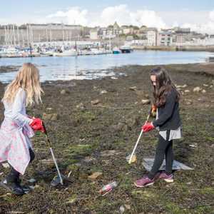 جمع القمامة.. أحدث الصيحات الرياضية