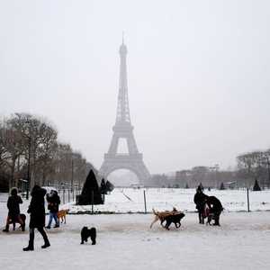 برج إيفل يكتسي باللون الأبيض