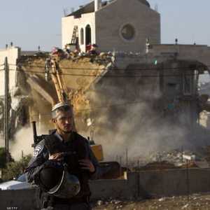 جرافة إسرائيلية تهدم منزلا فلسطينيا بالقدس.