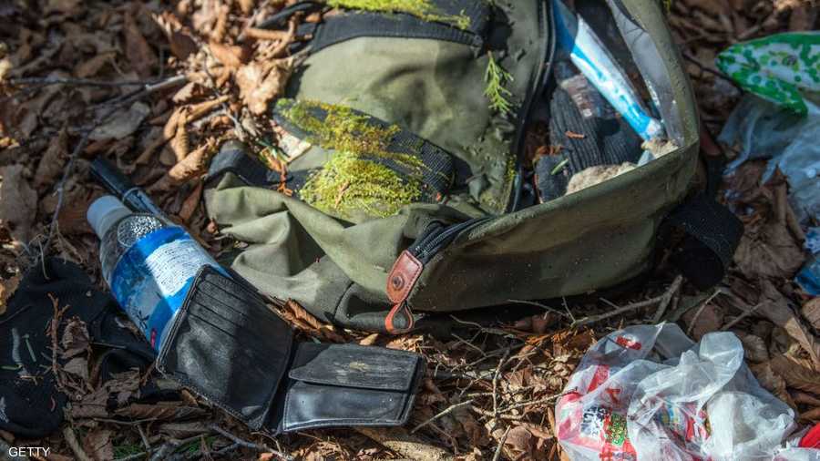 تنتشر في الغابة المقتنيات الشخصية لأفراد انتحروا في المكان.