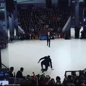 سقوط لافروف على المسرح